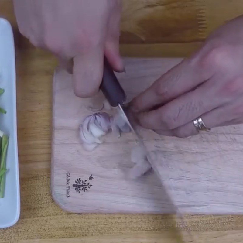 Step 1 Prepare chicken intestines and ingredients Stir-fried chicken intestines with enoki mushrooms