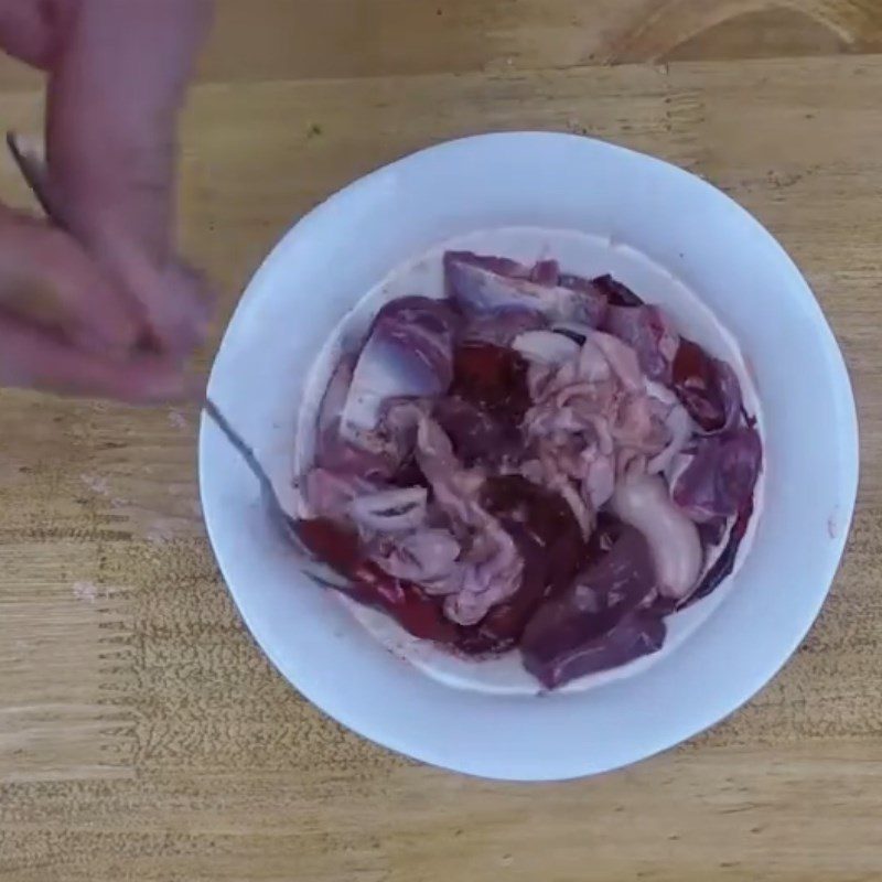 Step 2 Marinate chicken intestines Stir-fried chicken intestines with enoki mushrooms