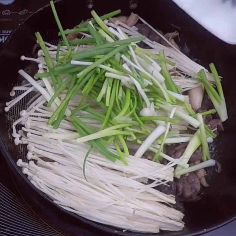 Step 3 Stir-fried chicken gizzards with enoki mushrooms Chicken gizzards stir-fried with enoki mushrooms