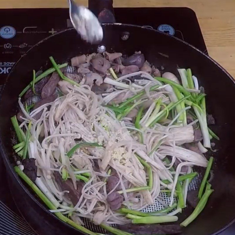 Step 3 Stir-fried chicken gizzards with enoki mushrooms Chicken gizzards stir-fried with enoki mushrooms