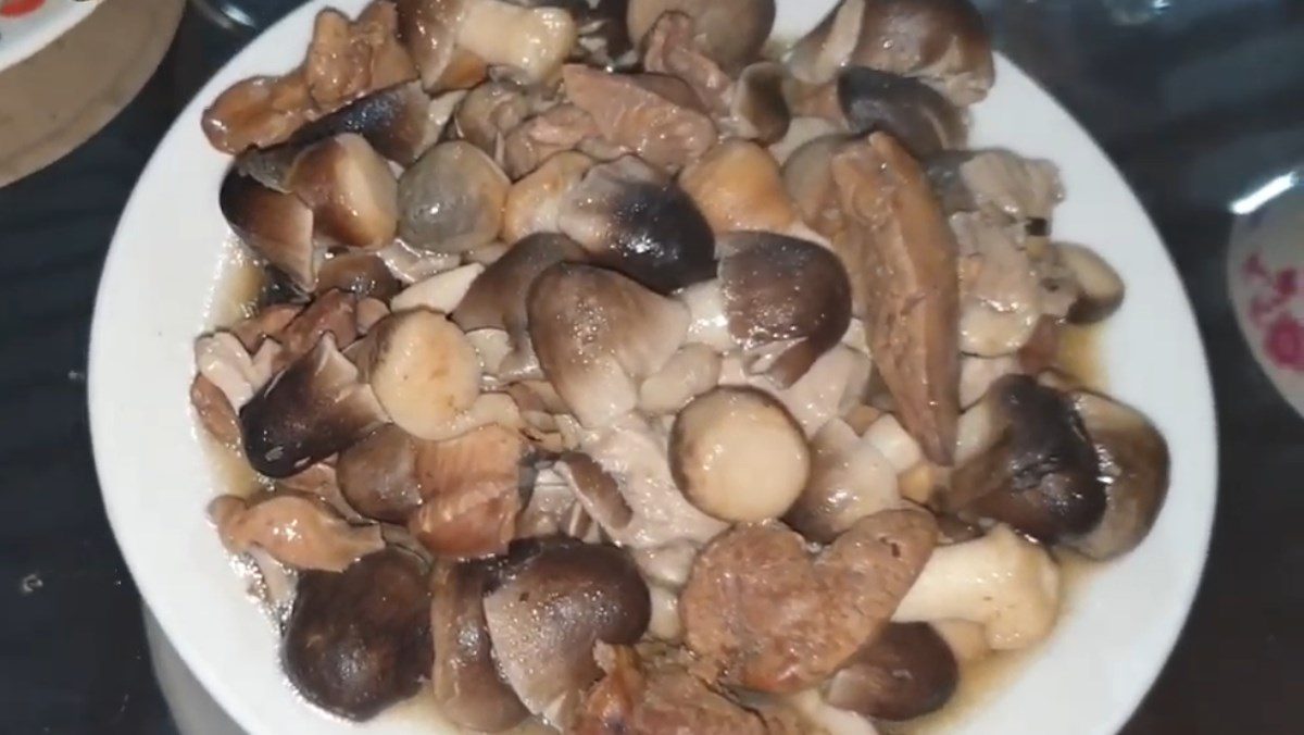 Stir-fried chicken entrails with straw mushrooms