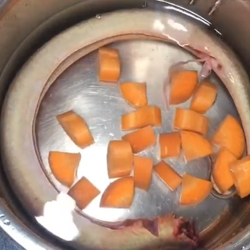 Step 2 Boil the eel and carrot for eel and carrot porridge