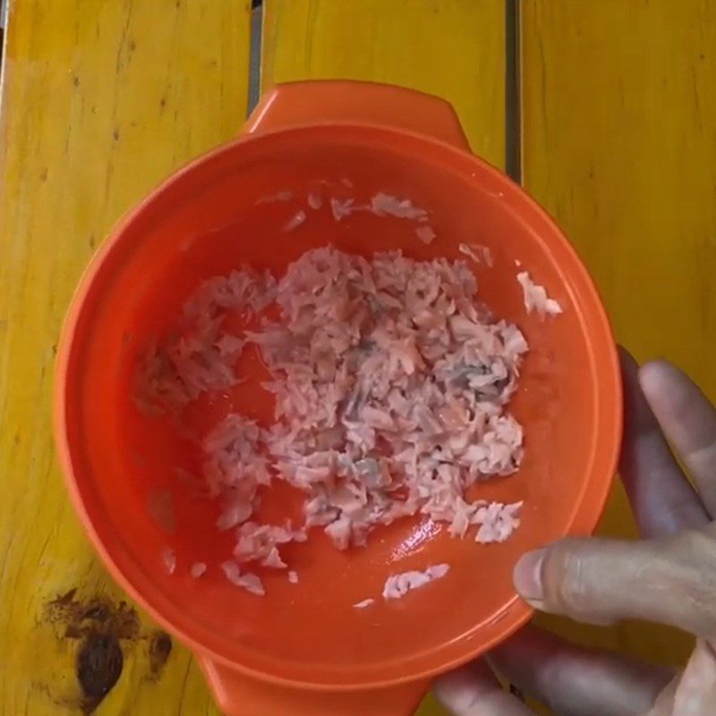 Step 2 Boil and shred the fish for salmon porridge with amaranth