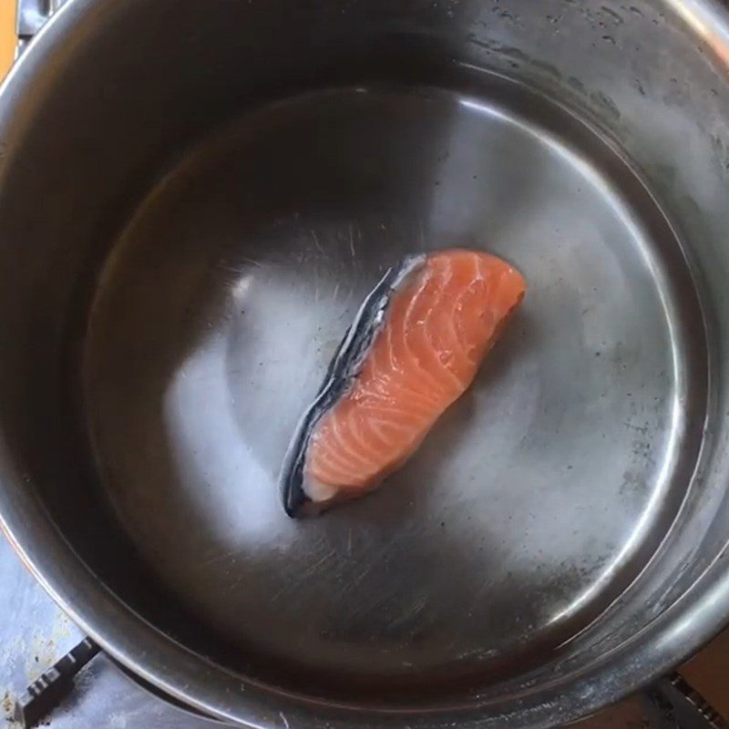 Step 2 Boil and shred the fish for salmon porridge with amaranth