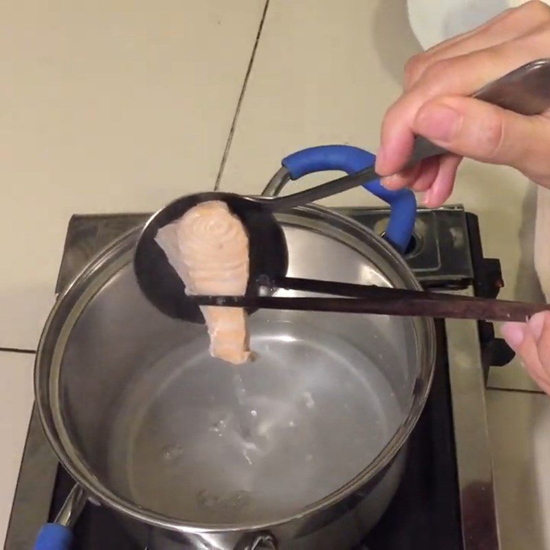 Step 2 Boil and stir-fry fish meat Salmon porridge with beetroot