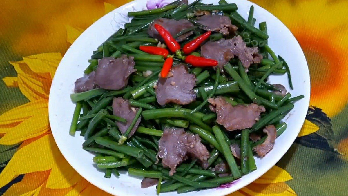 Sautéed pork tongue with scallions