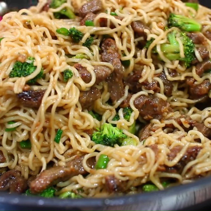 Step 4 Stir-fry noodles Beef stir-fried with broccoli