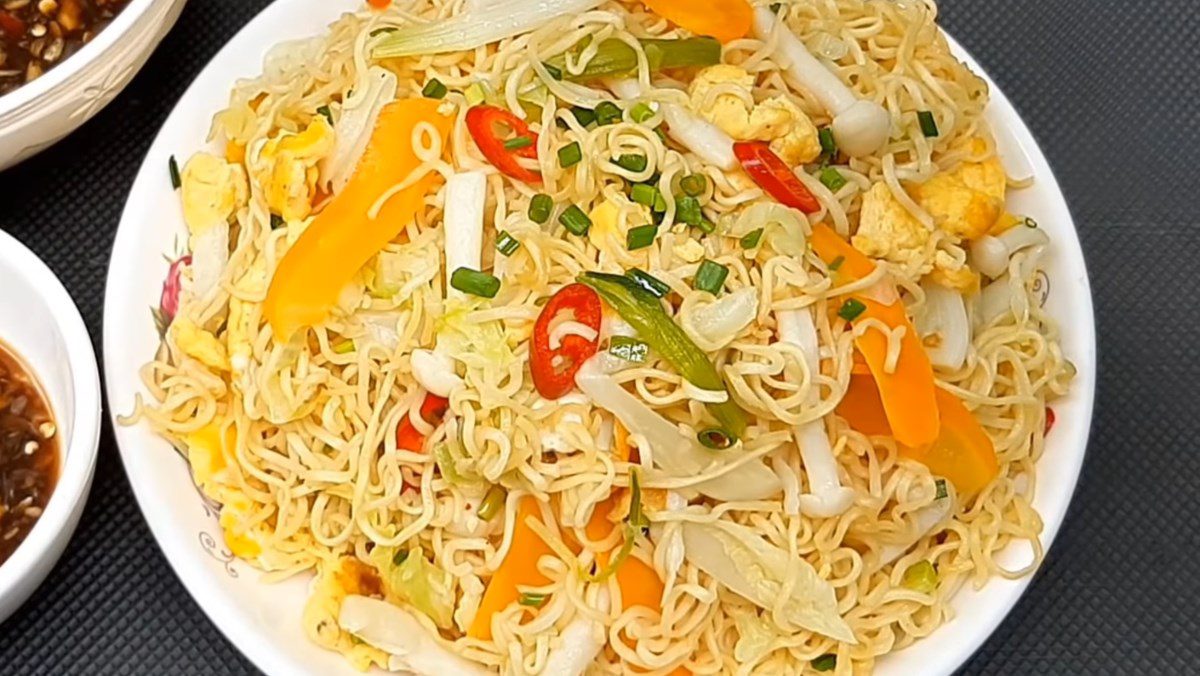 Stir-fried noodles with eggs and vegetables