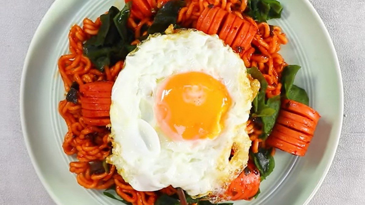 Stir-fried noodles with seaweed sausage