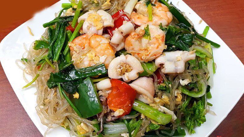 Stir-fried vermicelli with seafood