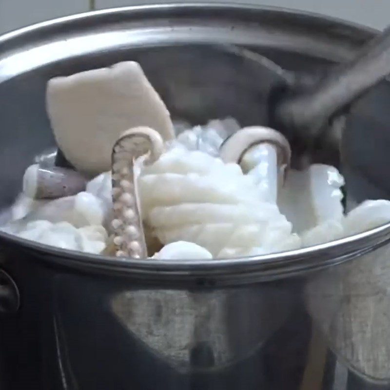 Step 2 Blanch the squid Stir-Fried Squid with Pepper