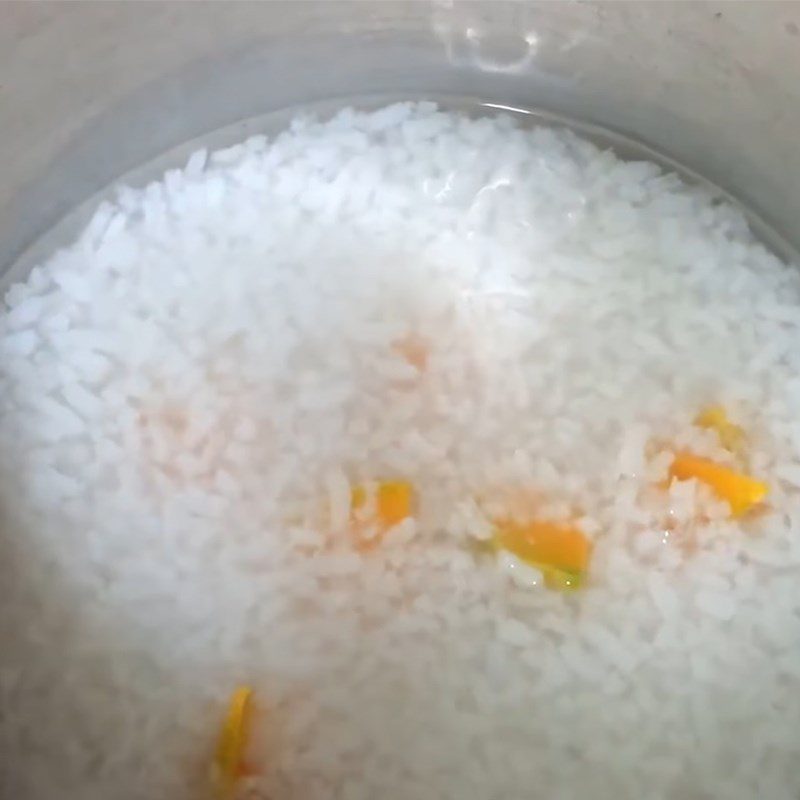 Step 2 Cook the porridge for Catfish Porridge with Red Pumpkin and Cheese