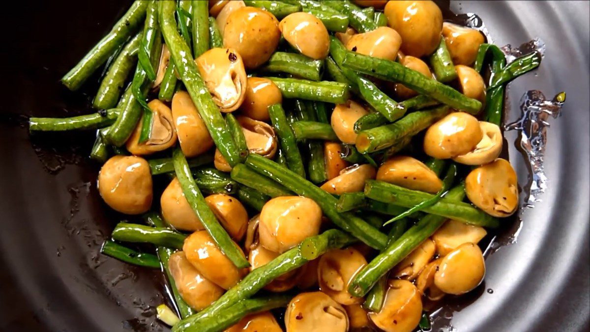 Stir-fried Straw Mushrooms with Long Beans