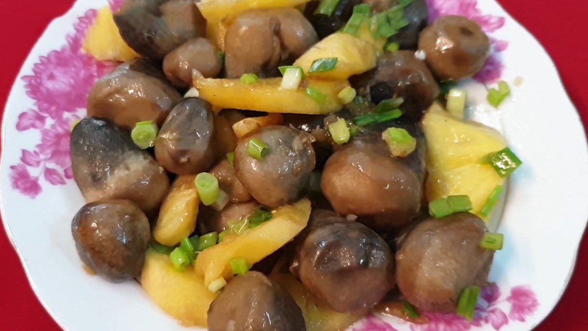 Stir-fried straw mushrooms with pineapple