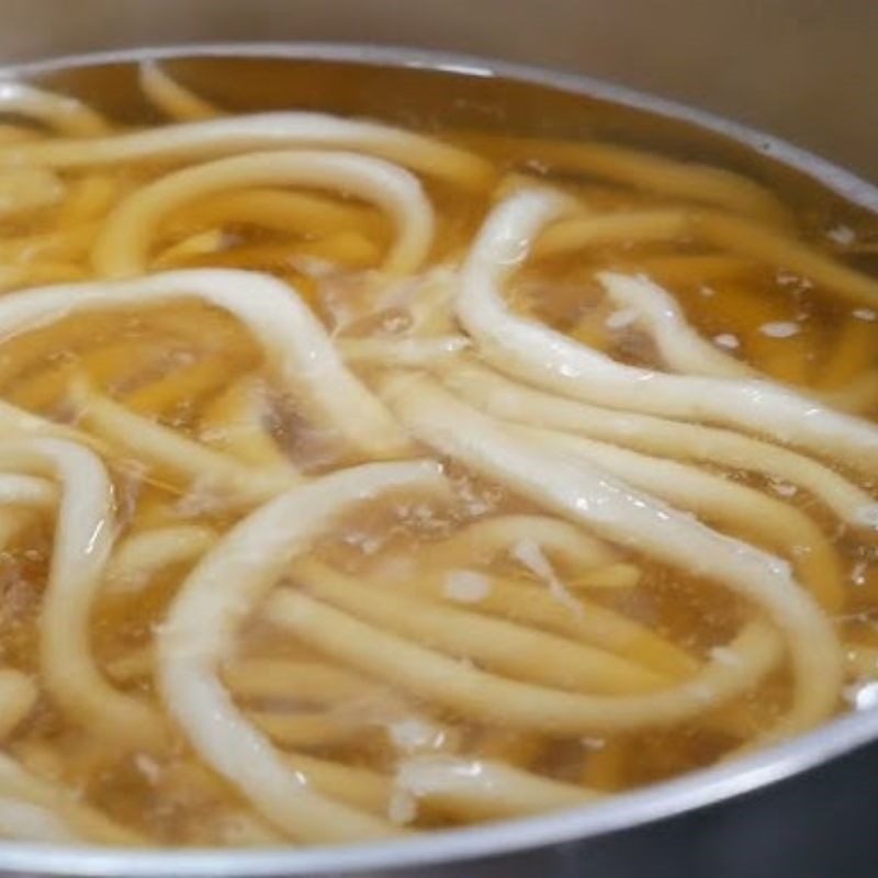 Step 4 Cook the noodle soup Mackerel fish cake soup