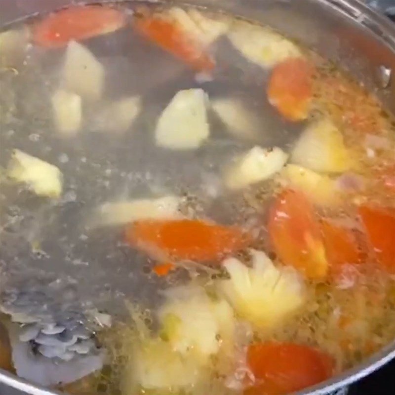 Step 5 Cook the soup Grouper cooked with sour soup with sliced bamboo