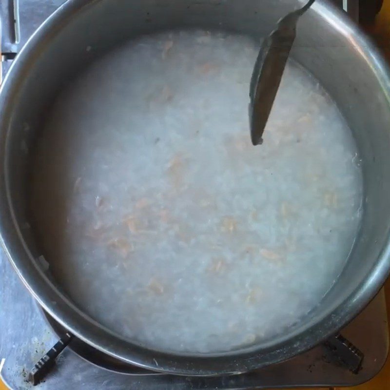 Step 3 Cook the porridge for salmon porridge with amaranth