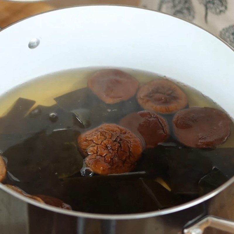 Step 1 Cook the broth for vegetarian miso ramen