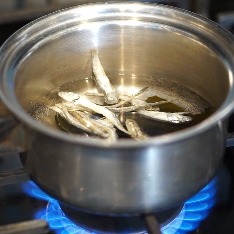 Step 1 Prepare dashi broth for Seafood Kimchi Soup