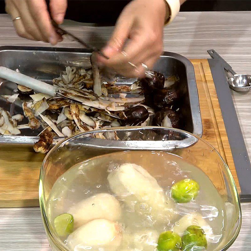 Step 1 Soak the ingredients for Lotus Root Soup with Pig Tail