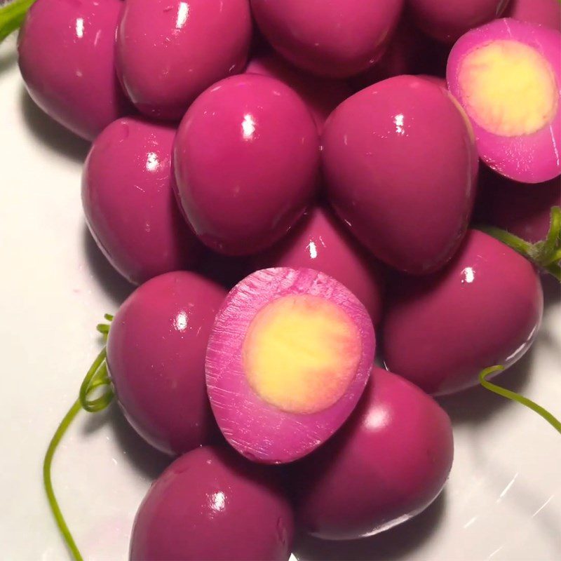 Step 4 Soak the eggs and decorate the bunch of grapes Quail egg bunch