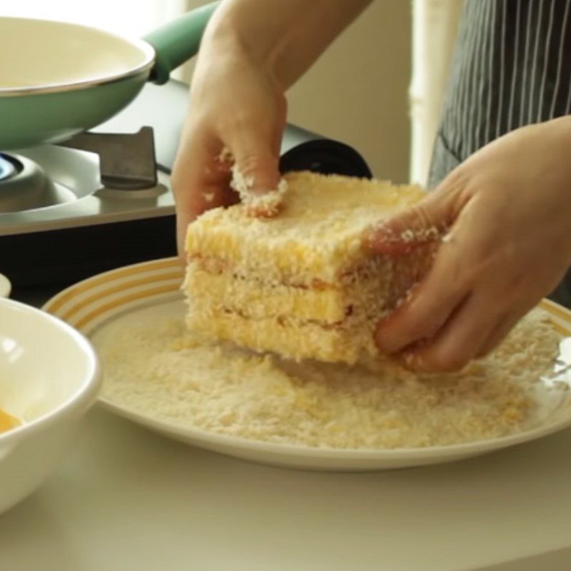 Step 2 Dip the eggs and pan-fry the Monte Cristo sandwich with strawberry sauce