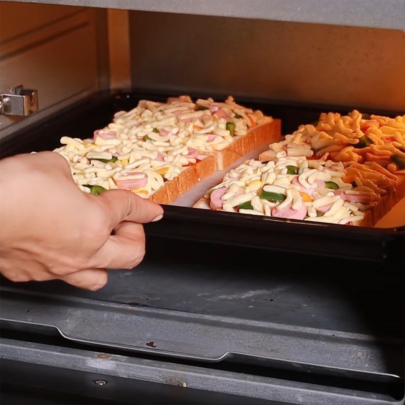 Step 3 Baking the sausage sandwich pizza