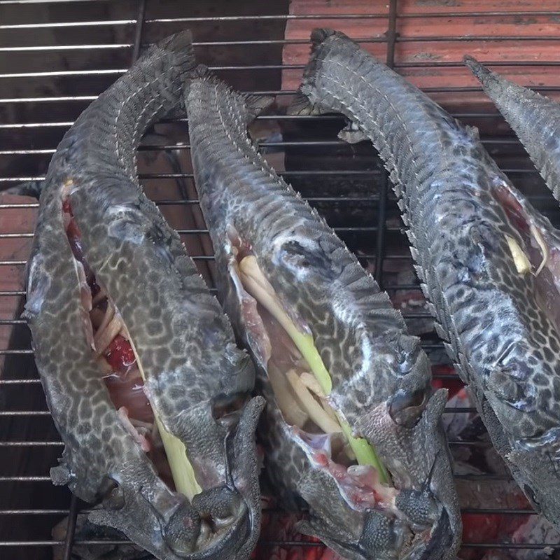 Step 3 Grill the fish Grilled glass fish with chili salt