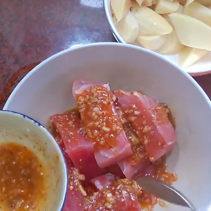 Step 3 Make the sauce and marinate the fish Ocean tuna braised with bamboo shoots