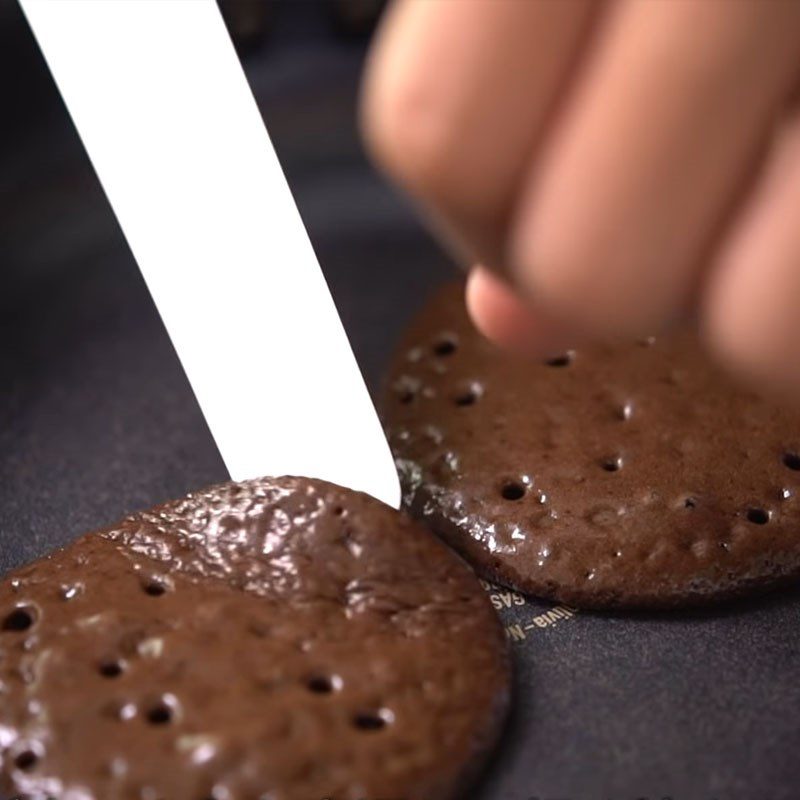 Step 4 Frying the pancake Chocolate pancake with pearl cream