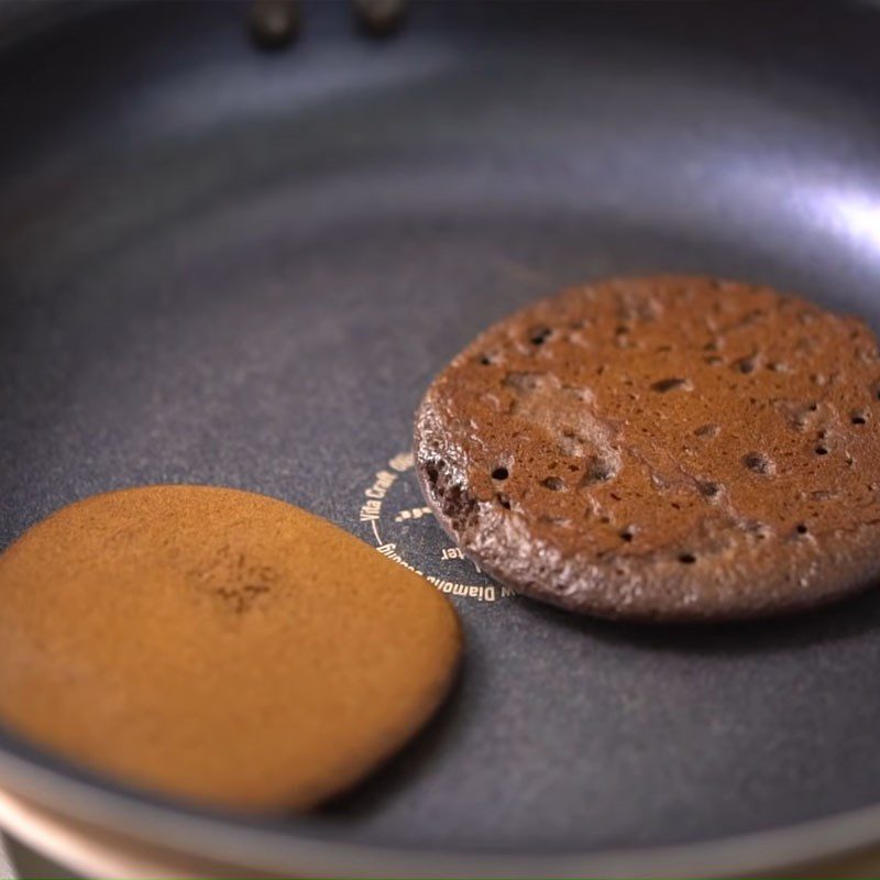 Step 4 Frying the pancake Chocolate pancake with pearl cream