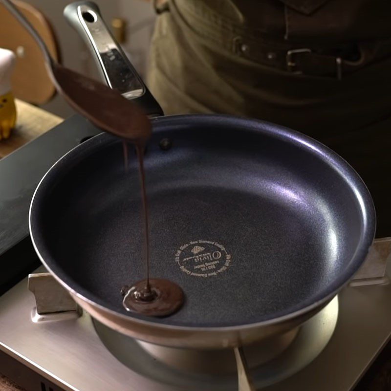 Step 4 Frying pancake Chocolate pancake with pearl cream filling