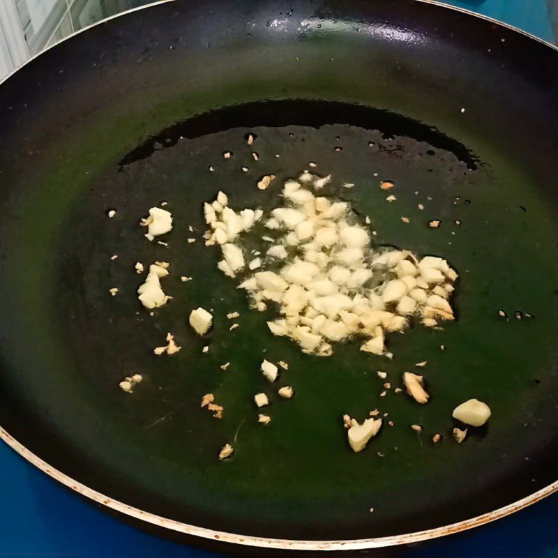 Step 2 Fry the crab Garlic Fried Crab