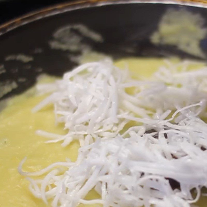 Step 3 Cook green bean and coconut filling Fried cake with green bean and coconut filling