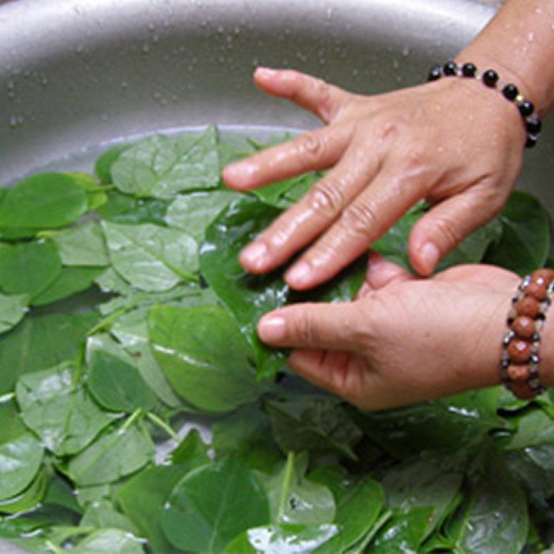 Step 1 Prepare the ingredients for frog porridge with water spinach