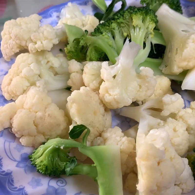 Step 2 Prepare the broccoli Stir-fried squid with satay and broccoli