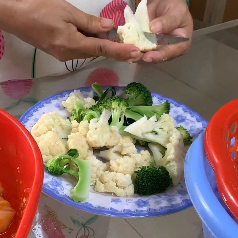 Step 2 Prepare the broccoli Stir-fried squid with satay and broccoli