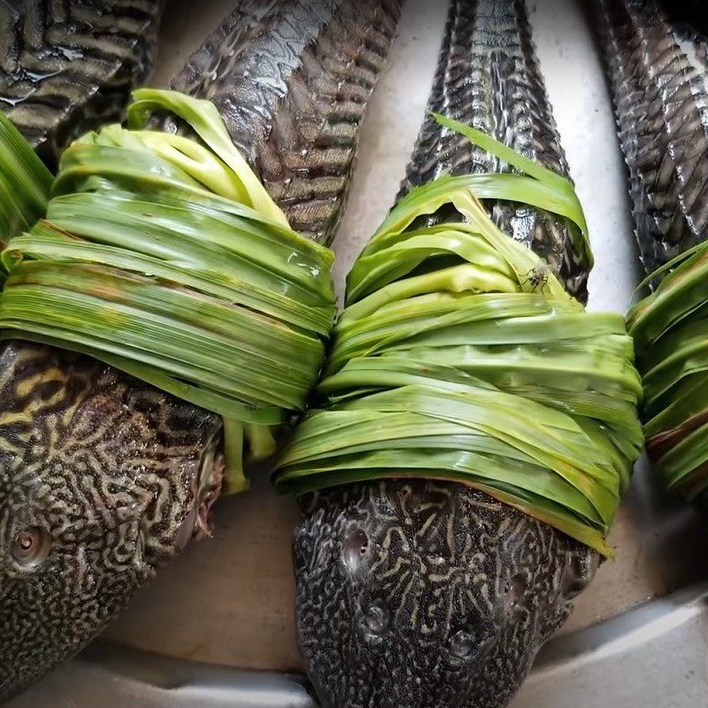 Step 1 Prepare the fish Grilled glass catfish with lemongrass