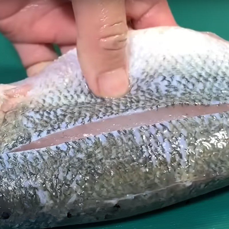 Step 1 Prepare the barramundi Steamed barramundi with soy sauce