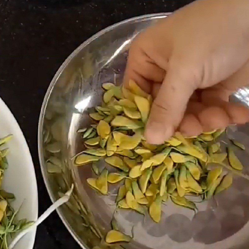 Step 1 Prepare the ingredients for Stir-fried Shrimp with Water Lily Flowers