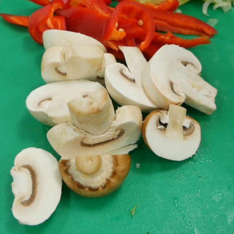 Step 1 Prepare the ingredients for vegetarian mushroom stir-fried pho