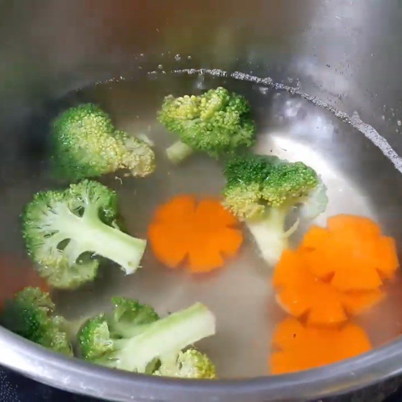 Step 1 Prepare the ingredients for stir-fried vegetable Pho