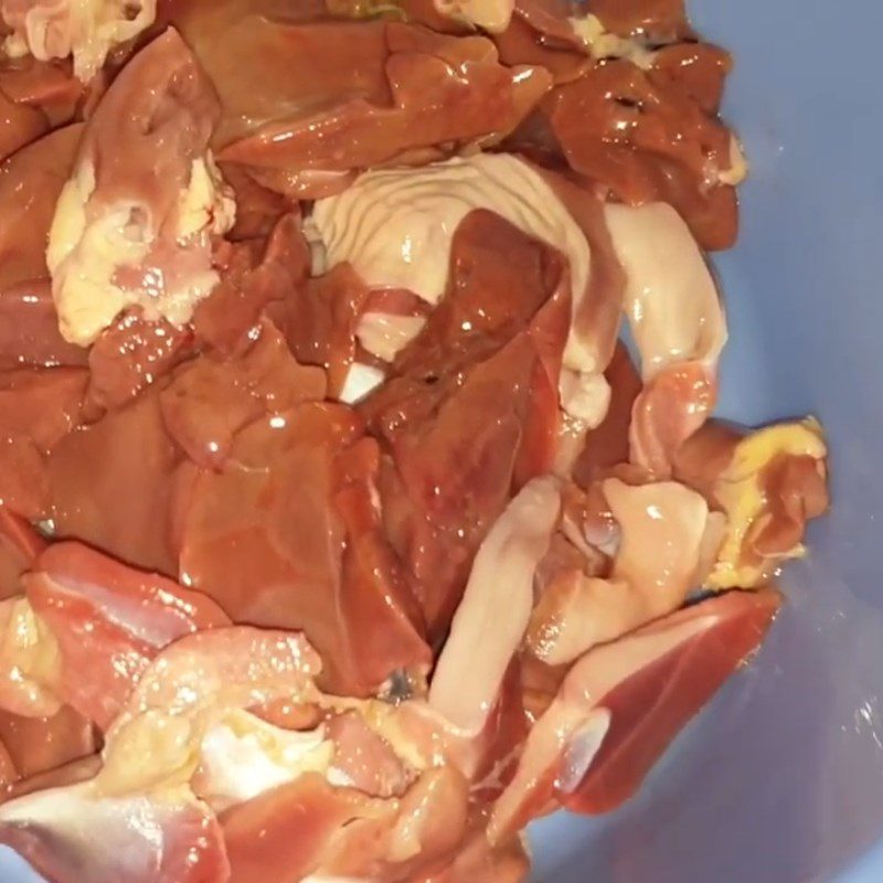 Step 1 Prepare the ingredients for Stir-Fried Chicken Gizzards with Straw Mushrooms