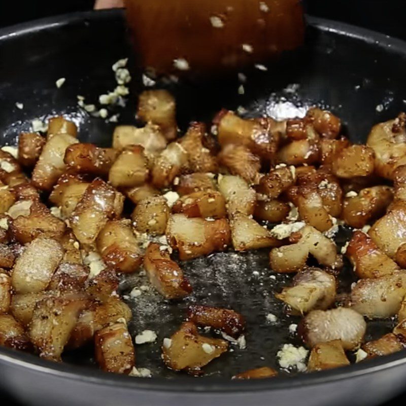 Step 2 Fry the pork fat Crispy pork fat with salt and chili