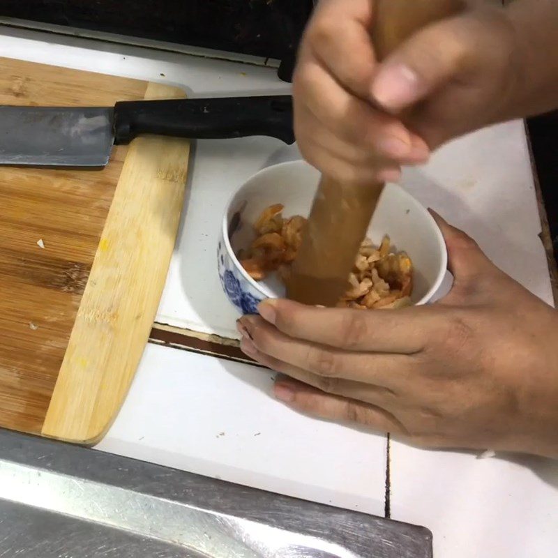 Step 3 Prepare other ingredients for shrimp and pork stew