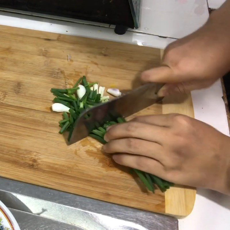 Step 3 Prepare other ingredients for shrimp and pork stew