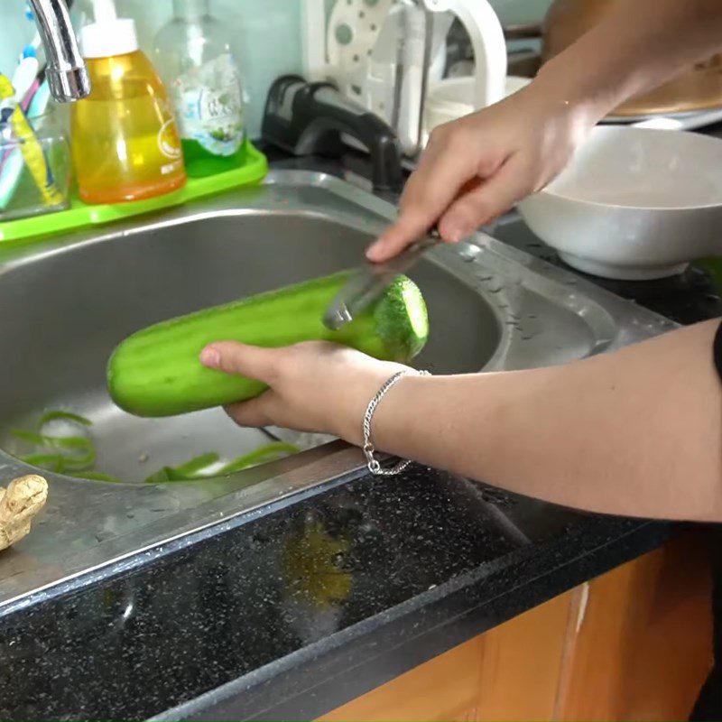 Step 2 Prepare other ingredients for frog porridge with green pumpkin