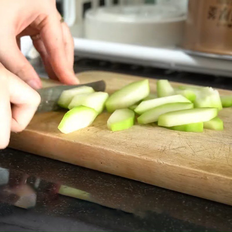 Step 2 Prepare other ingredients for frog porridge with green pumpkin