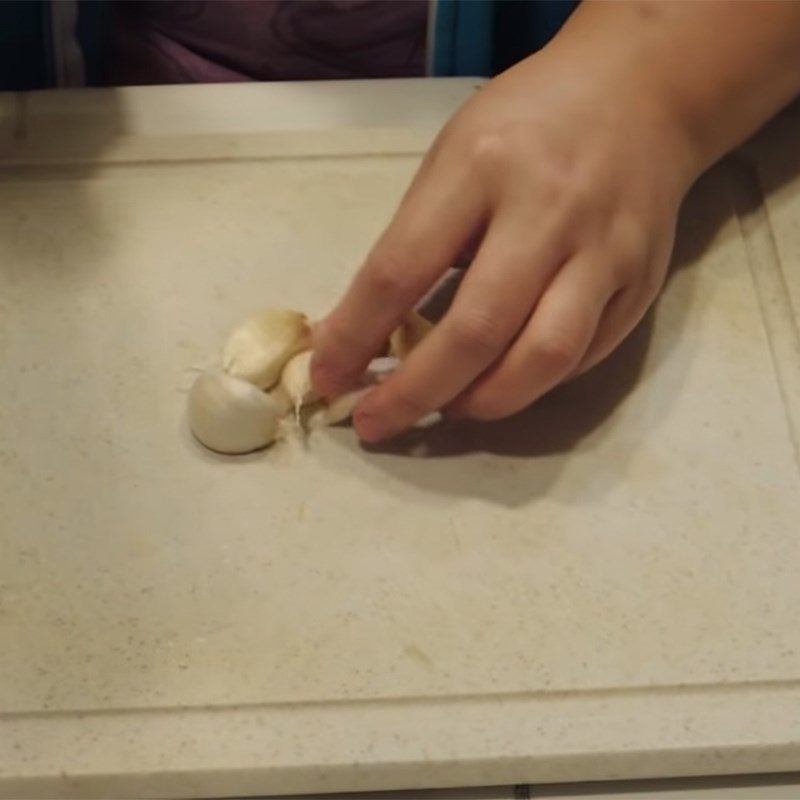 Step 2 Prepare the other ingredients Stir-fried Chicken Breast with Celery and Cashew Nuts