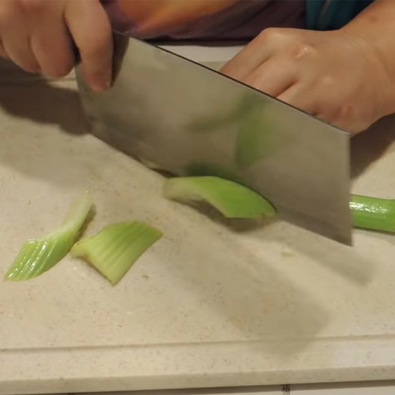 Step 2 Prepare the other ingredients Chicken breast stir-fried with celery and cashew nuts